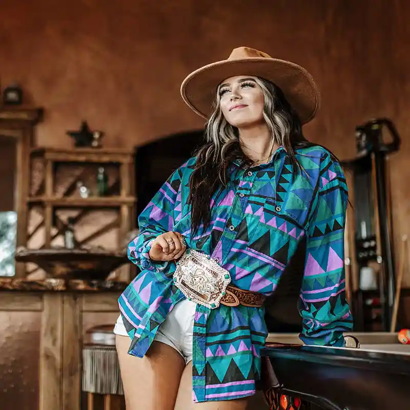 Woman with large silver belt buckle - Women Belt Buckles Gallery